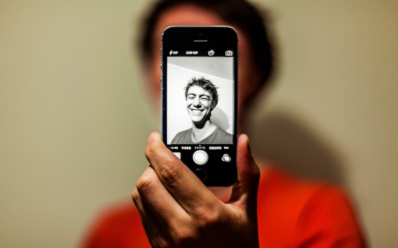 چگونه مانع هوش مصنوعی از شناسایی چهره در عکس های سلفی شویم